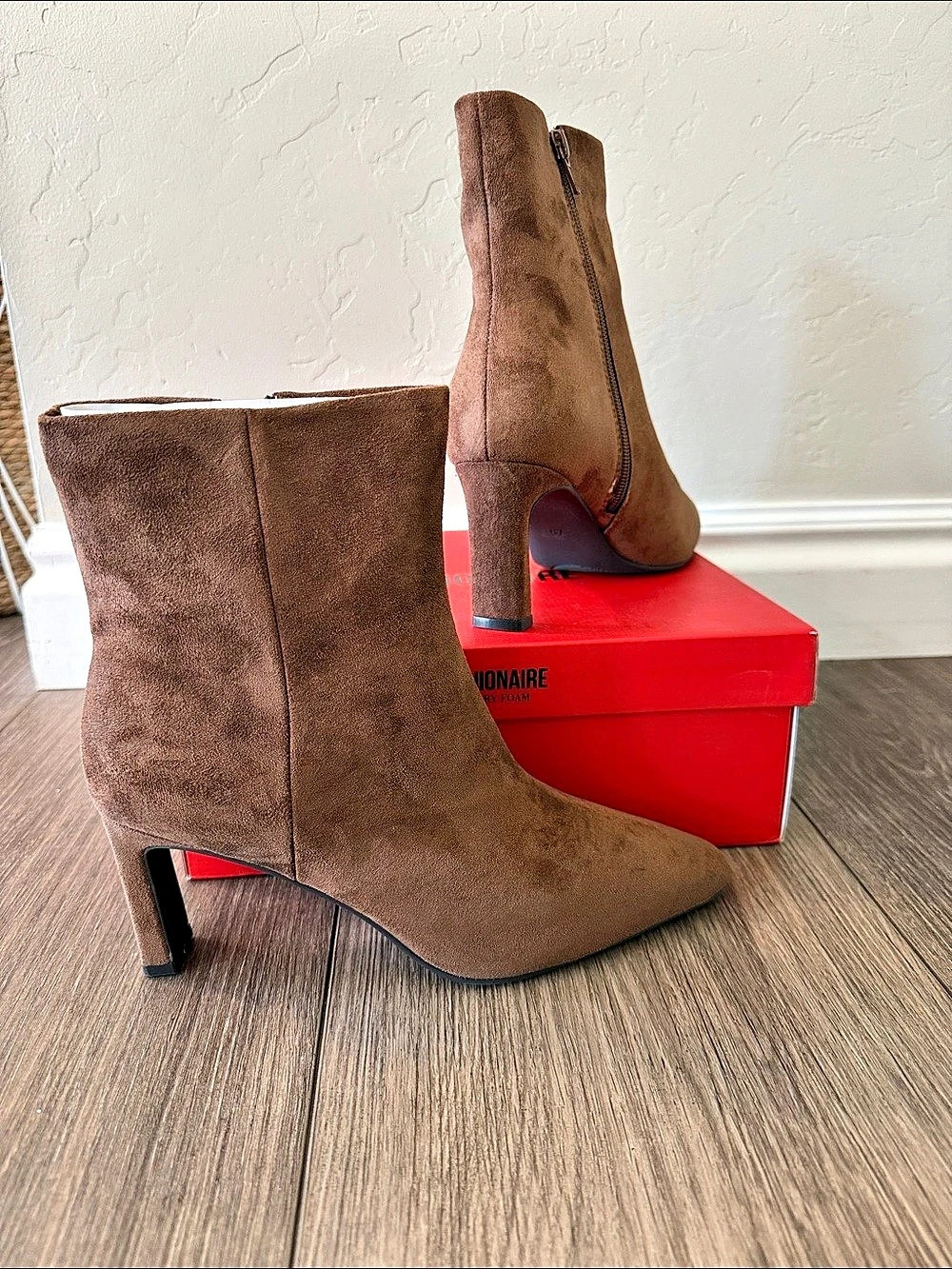 Cushionaire Giana Pointed Toe Heeled Boots in Brown US 7.5M NWT